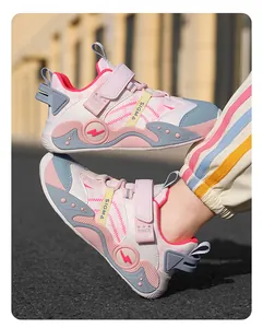 Vue détaillée de baskets de course pour enfants avec tige en cuir coloré