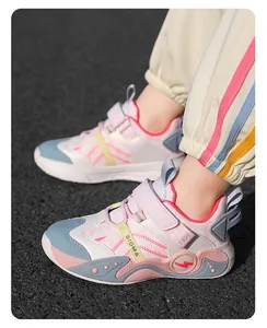 Gros plan de baskets imperméables pour enfants colorées sur asphalte sombre.