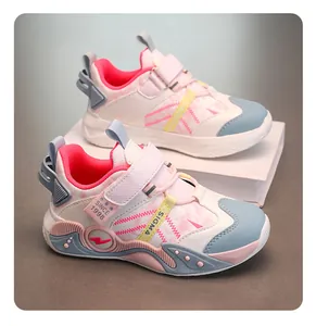 Vue latérale de baskets imperméables roses et bleues pour enfants sur un support fixe
