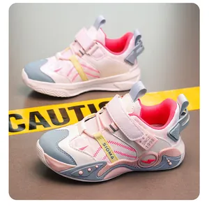 Zoom sur des baskets montantes roses et grises en cuir imperméable pour enfants avec scratch