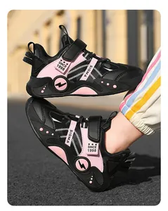 Détail de la texture en cuir imperméable et fermeture Velcro sur chaussures d'enfants