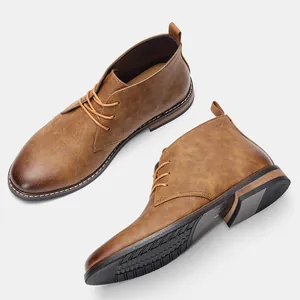 Dettaglio ravvicinato di classici stivaletti chukka in pelle marrone stile retrò.