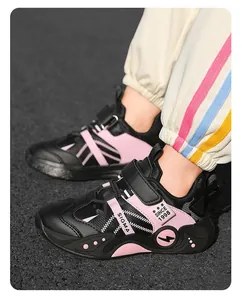 Vue détaillée des baskets de course en cuir noir et rose pour enfants avec logo SIGMA
