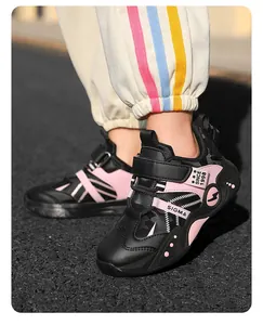 Gros plan détaillé des baskets de course imperméables pour enfants en noir et rose