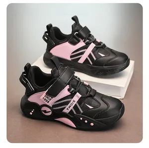 Chaussures de sport en cuir noir et rose pour enfants avec semelles souples et confort.