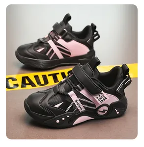 Détail de baskets tendance noir et rose pour enfants avec surface en cuir imperméable