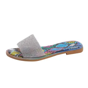 Stijlvolle dames platte slippers met strass en een kleurrijke binnenzool met print