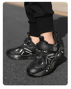 Détail de baskets en cuir imperméable pour garçons avec marque SIGMA sur semelle noire
