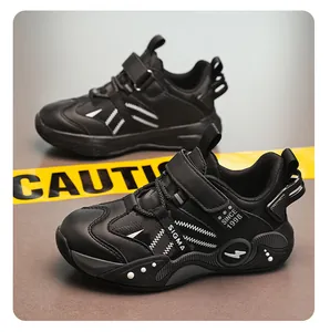 Vue détaillée de baskets en cuir noir imperméable pour enfants avec logo SIGMA