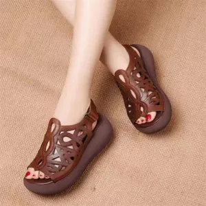 Vista de sandalias retro de estilo étnico con calados, plataforma y cuña gruesa