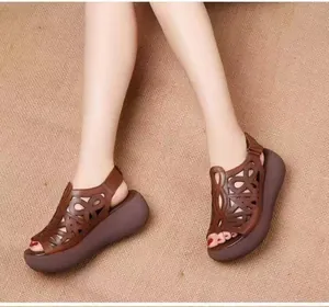 Vista detallada de sandalias de plataforma marrones retro para mujer con cuñas y calados.