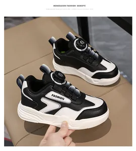 Primo piano dettagliato di sneaker bianche e nere da bambino con sistema di chiusura a rotella.