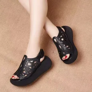Vista detallada de las sandalias de cuña negras retro con diseño calado y plataforma cómoda