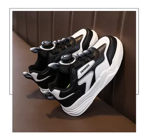 Dettaglio di sneaker nere e bianche per ragazzi con sistema di chiusura rotante