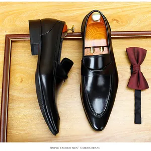 High-gloss black leather loafers for men featuring classic British retro formal style