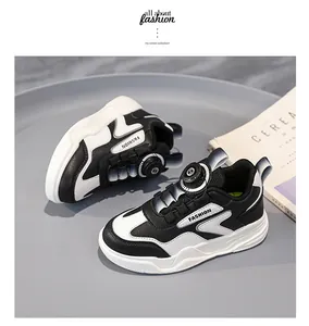 Scarpe sportive per bambini in pelle impermeabile con chiusura a rotella regolabile.