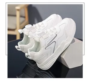 Vista dettagliata di sneaker bianche per bambini con sistema di chiusura a rotella moderno