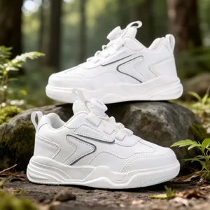 Sneakers bianche in pelle per bambini con comodo sistema di chiusura a fibbia rotante