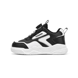 Scarpe sportive da bambino con fibbia rotante e pelle impermeabile bianco e nero