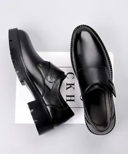Vista detallada de los zapatos elevadores de cuero negro con suelas de plataforma de 8 cm.