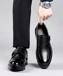 Detalle de zapatos de vestir negros para hombre con suela de elevación oculta de 8cm para altura.