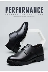 Vista detallada de zapatos de vestir de cuero negro para hombre con suela de plataforma de 8 cm