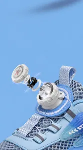 Détail du bouton rotatif réglable sur une chaussure de sport en maille bleue enfant