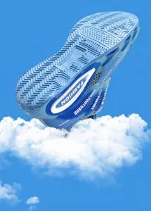 Gros plan de la semelle bleue de basket pour enfant avec motif antidérapant et nuages