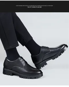 Detalle de zapatos elevadores de cuero negro con suela gruesa dentada antideslizante.