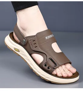 Détail de sandales pour hommes en cuir marron avec découpes respirantes élégantes