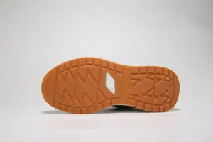 Vista detallada de la suela de goma de estas zapatillas deportivas casuales para mujer
