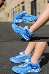 Détail des chaussures de sport bleues pour enfants avec boucle rotative blanche