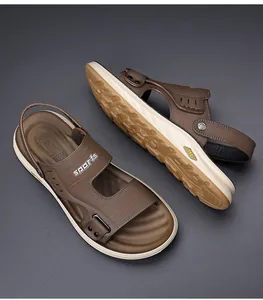 Vue détaillée des sandales en cuir marron pour hommes montrant coutures et semelle