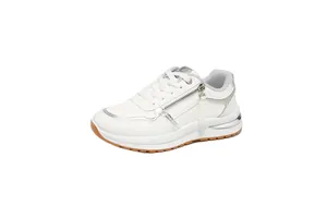 Primer plano de zapatilla blanca y plateada con detalle de cremallera lateral de moda