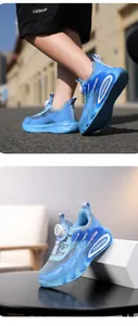 Détail de chaussures de sport bleues pour enfants avec boucle rotative et mesh