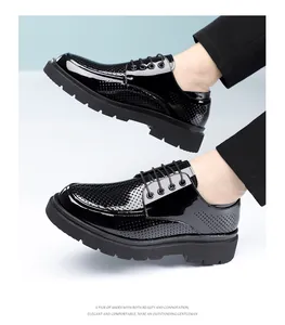 Gedetailleerd beeld van zwarte geperforeerde lakschoenen met comfortabele dikke zolen.