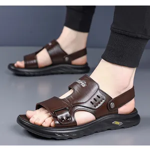 Vue détaillée des sandales de plage en cuir véritable pour hommes avec sangles réglables
