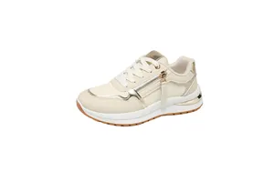 Detalle de zapatillas crema para mujer con elegantes toques dorados y cremallera.