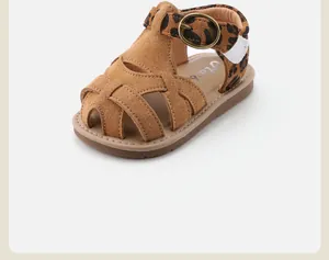 Detailansicht brauner Kinder-Römersandalen mit Leopardenmuster-Riemen und weicher Sohle