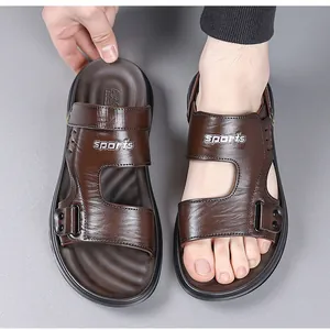 Gros plan de sandales pour hommes en cuir marron montrant la texture et le design.