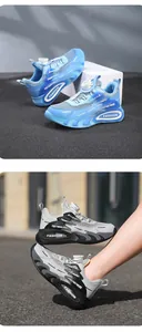 Détail de chaussures de course pour enfants respirantes avec système de boucle rotative.
