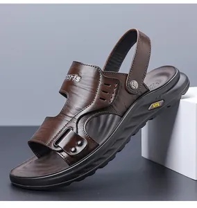 Détail de sandales en cuir marron pour hommes avec un design respirant et une semelle.
