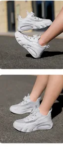 Vue détaillée des baskets blanches pour enfants avec maille respirante et boucle rotative.