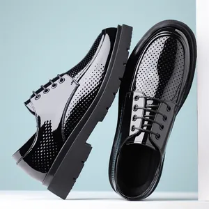 Zwarte lakschoenen Derby met lasergesneden gaten en een dikke zool voor heren
