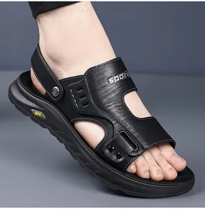 Vue détaillée des sandales en cuir noir pour hommes montrant la texture et le logo