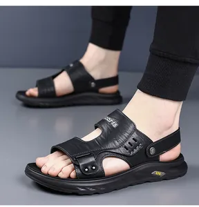 Vue détaillée des sandales en cuir noir pour hommes avec design respirant et logo sport