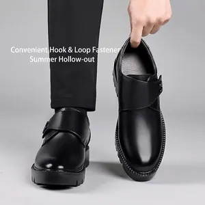 Detalle de los zapatos elevadores negros para hombre con hebilla y suela gruesa