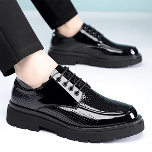 Zwarte lakschoenen Derby voor heren met een zakelijke dikke zool voor de zomer
