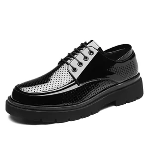 Elegante zwarte heren Derby schoenen met ademend geperforeerd lakleer en een dikke zool