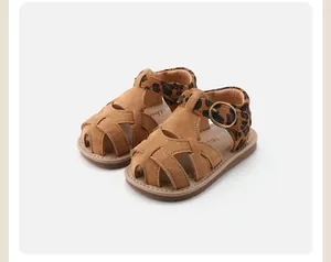 Detailansicht der römischen Sandalen für Mädchen mit Leopardenmuster und weicher Sohle